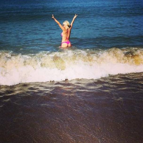 Altra spiaggia, questa volta c&#39; la sabbia. E anche qualche onda per la bella argentina. (Instagram)